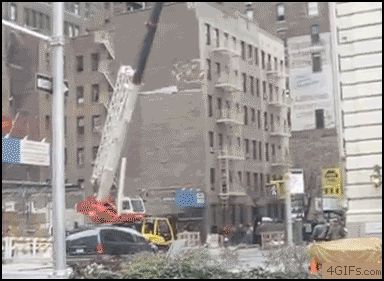 Снос здания и автомобиль