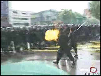 С огнеметом против толпы