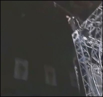 Прыгнул с пяти метров на противника