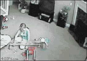 Кошка атакует женщину