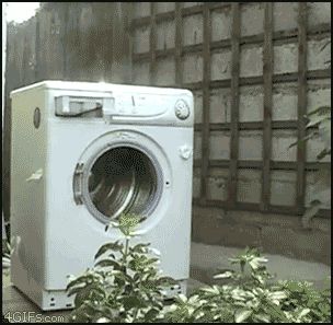 Стиральная машинка и кирпич