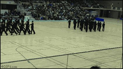 Шоу с прохождением через толпу