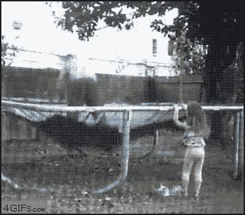 Девочка и батут