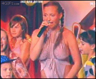 Грудастая певица