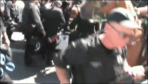 Мент против мирных жителей