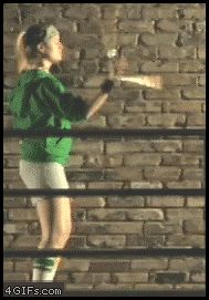 Девушка с нунчаками