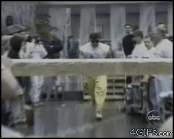 Попытка сломать деревянную палку