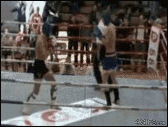 Удар коленом с разворота