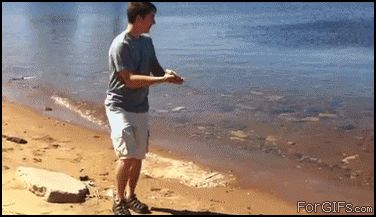 Большой камень на воде