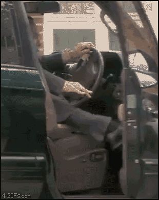 Карлик на своём автомобиле