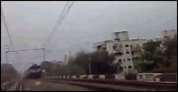 Лег под поезд за секунду по появления