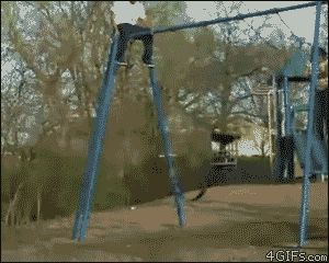 Полная негритянка слетела с качелей