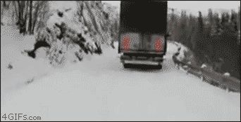Два больших грузовика затянуло в пропасть