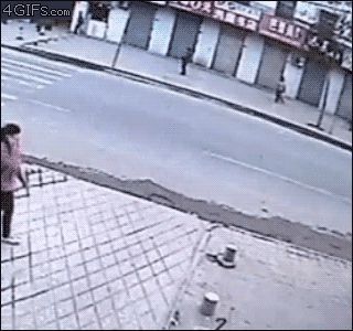 Провалилась под землю пока говорила по телефону