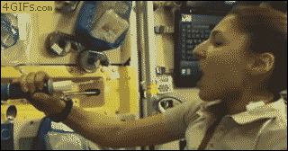 Выпивание воды в невесомости
