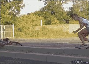 Скейтом между ног