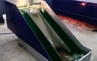 Утята катаются на водной горке