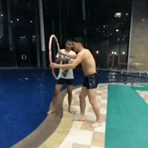 Прикол с обручем и бассейном