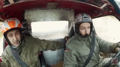 Девушка за рулем и бездорожье