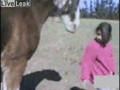 Отбросила девочку