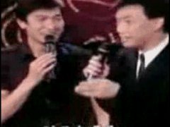 Ведущий падает на льду