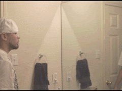 Тренируется перед зеркалом