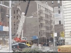 Снос здания и автомобиль