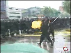 С огнеметом против толпы