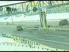Разрушил мост