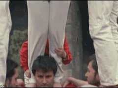 Карабкающийся на женщину