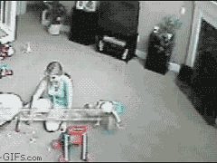 Кошка атакует женщину