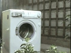 Стиральная машинка и кирпич