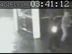 Подонки поджинают здание