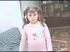 Не даёт нормально петь