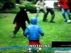 Футбольный мячом в лоб