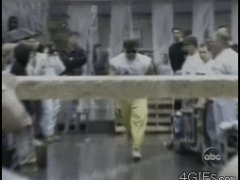 Попытка сломать деревянную палку