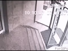 Как обычно, не заметил стекла