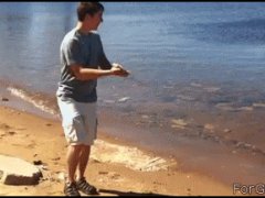 Большой камень на воде