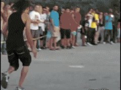 Уверенный прыжок через машину