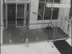 Разбил стеклянные двери