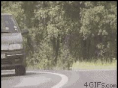 Чуть не задел коленом