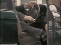 Карлик на своём автомобиле