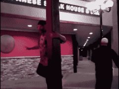 Мужской стриптиз на фонарном столбе