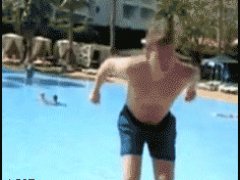 Воды в бассейне было мало