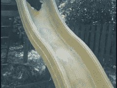 Аккуратно слезла с горки