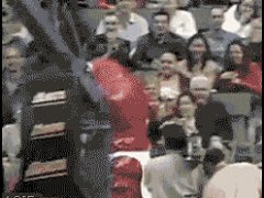 Поскользнулся и упал перед зрителями