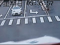 Счастливый азиатский мотоциклист