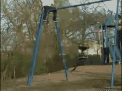 Полная негритянка слетела с качелей