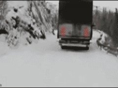 Два больших грузовика затянуло в пропасть