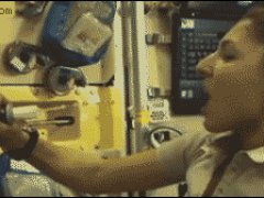 Выпивание воды в невесомости